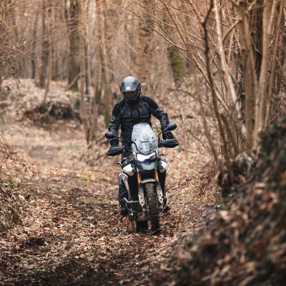 V&ecirc;tements de moto pour l&rsquo;automne : comment s&rsquo;habiller pour faire face aux changements de temp&eacute;rature