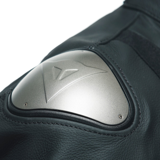 sportiva-giacca-moto-in-pelle-perforata-uomo image number 10
