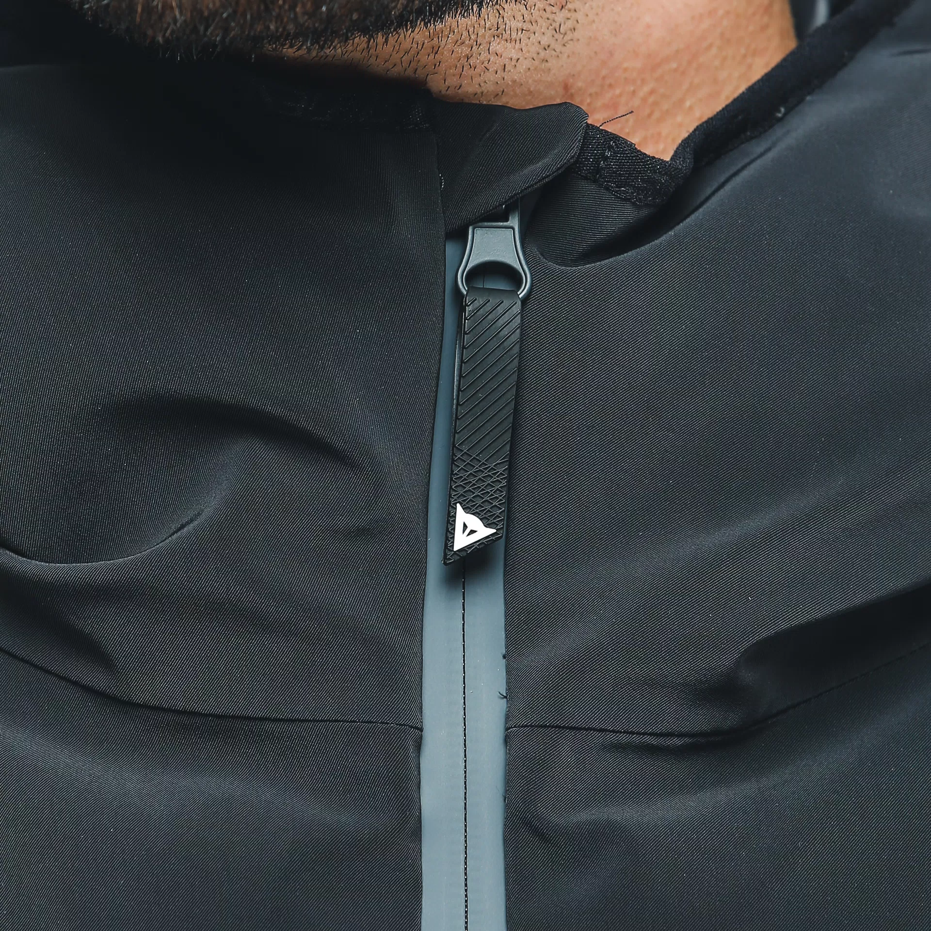 CHAQUETA DE PLUMAS IMPERMEABLE ESQU&Iacute; HOMBRE