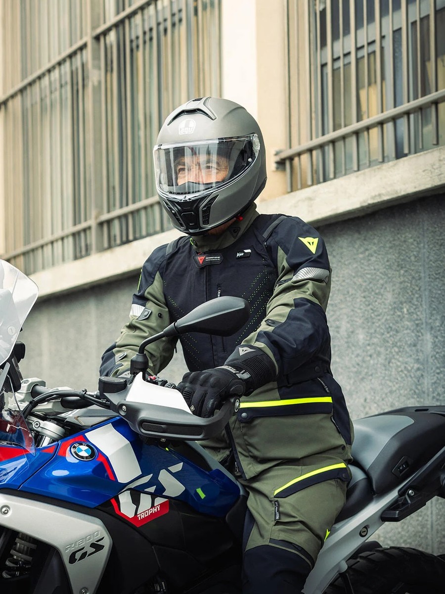 Smart Jacket, the all-purpose D-air&reg; road garment