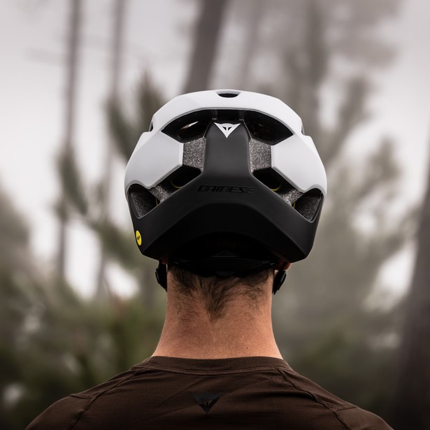 linea-03-mips-bike-helmet image number 8