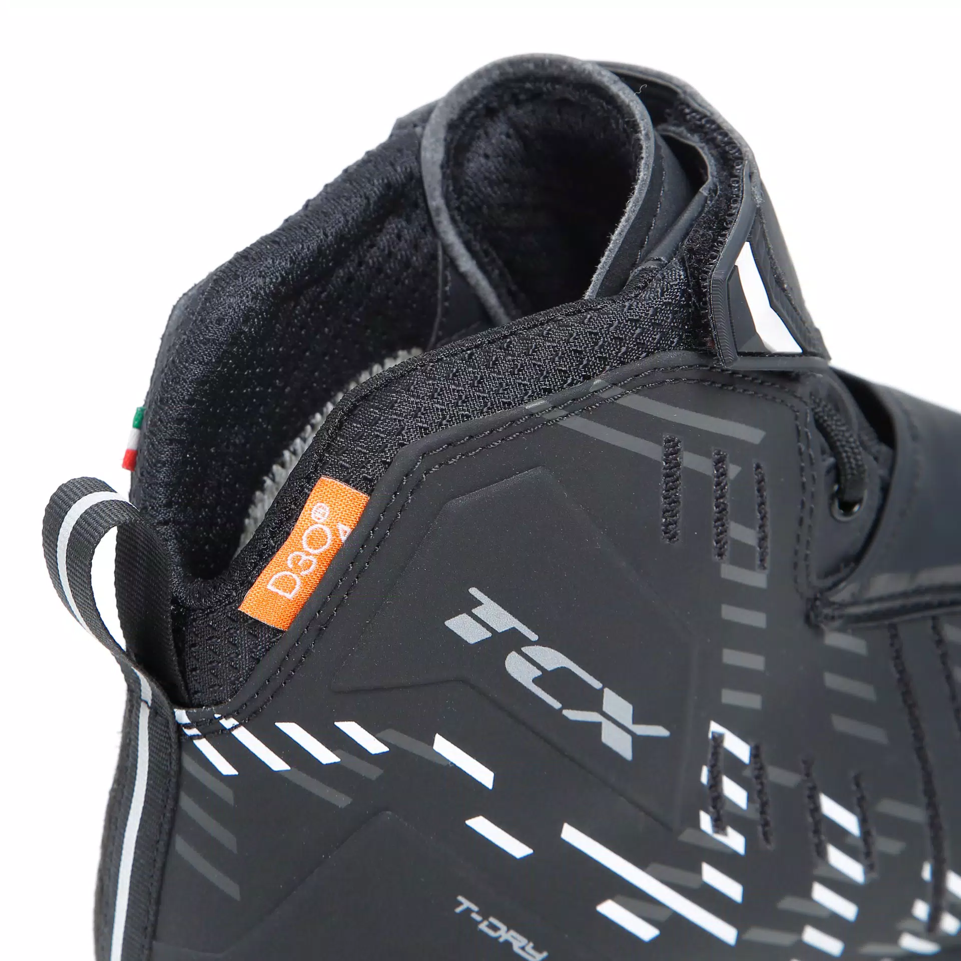 R04D WP MEN'S WATERPROOF MOTORCYCE SHOES - BLACK/WHITE