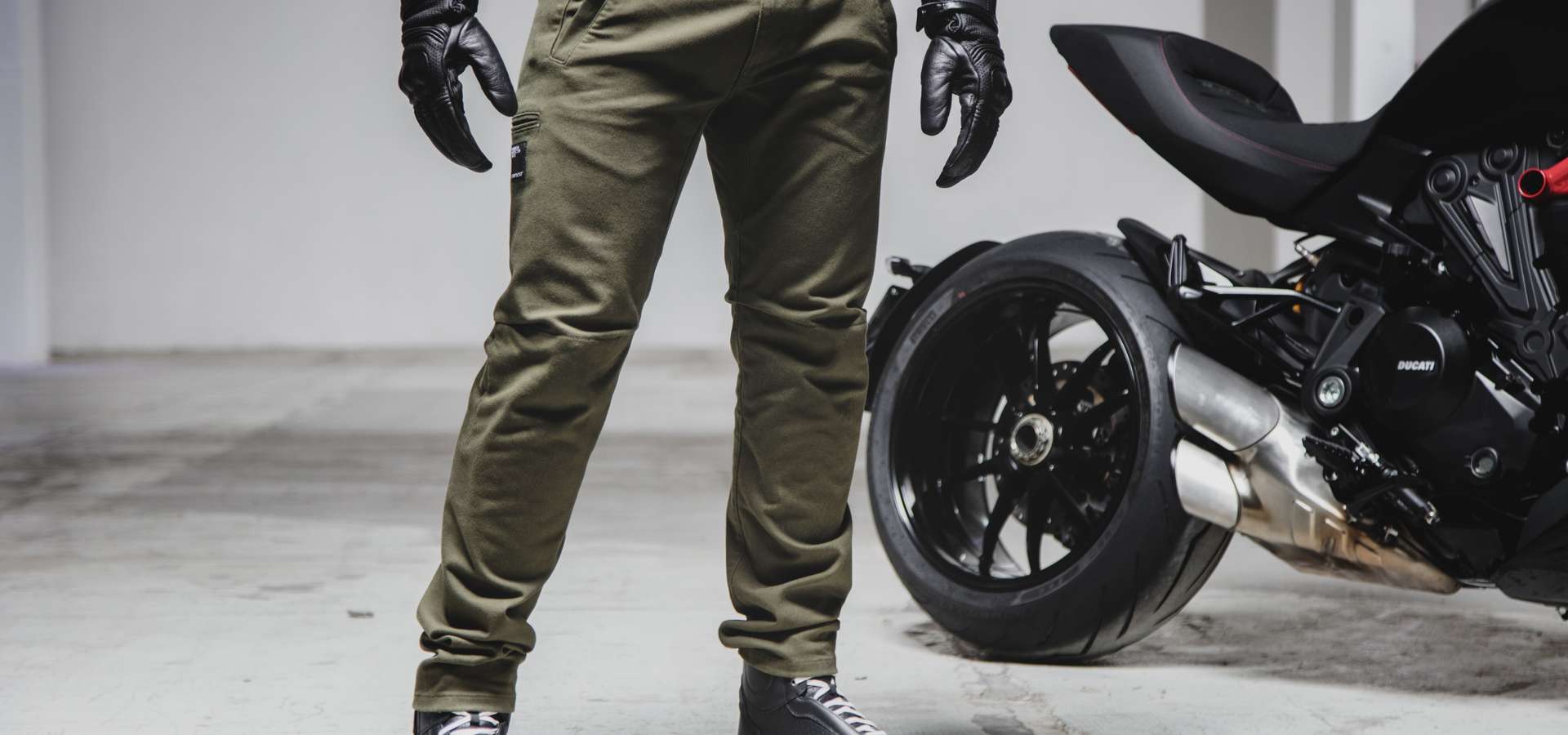 Men's Motorcycle Waterproof Pants Women's Motorcycle Leather Pants  Three-Layer Leather Protection On Knees, with Replaceable Protective Gear Motorcycle  Trousers for Men and Women : : Automotive