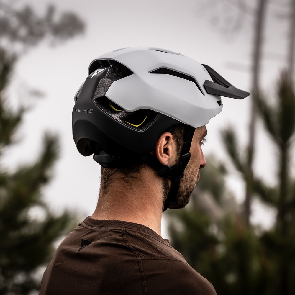 linea-03-mips-casco-de-bici-white-black image number 7