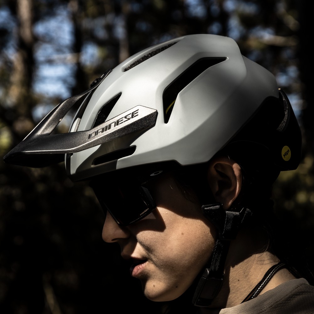 linea-03-mips-casco-bici-nardo-gray-black image number 10