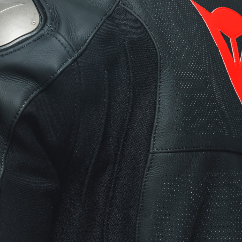 sportiva-giacca-moto-in-pelle-perforata-uomo-black-matt-black-matt-black-matt image number 17