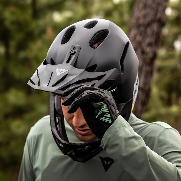 linea-01-mips-full-face-bike-helmet-black-gray image number 8