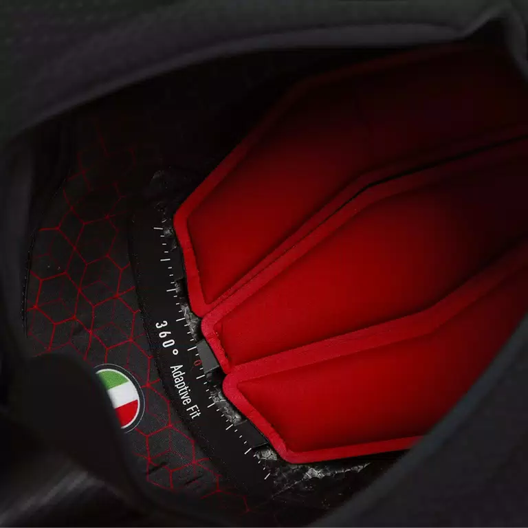INTERNI ESCLUSIVI E 360° ADAPTIVE FIT SYSTEM
