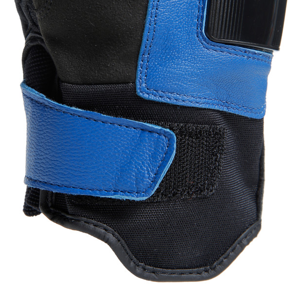 carbon-4-short-leather-gloves image number 40
