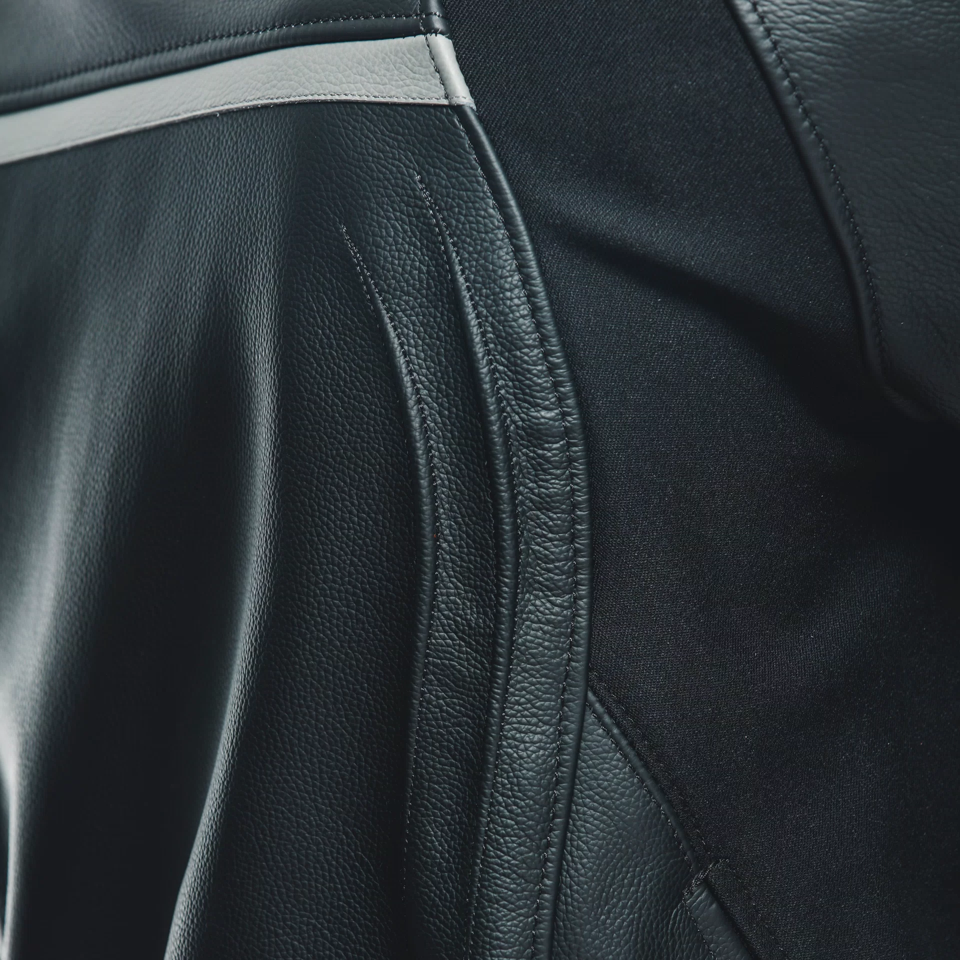 RACING 4 MEN S MOTORCYCLE LEATHER SHORT TALL JACKET BLACK BLACK Dainese