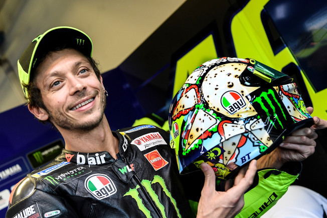 Casco agv tiburon y pez sales